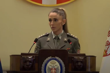 Lepa Nevena je pripadnik Kobri! Za dva minuta uradi 57 sklekova! Muškarci su prvo iznenađeni, a posle puni poštovanja!