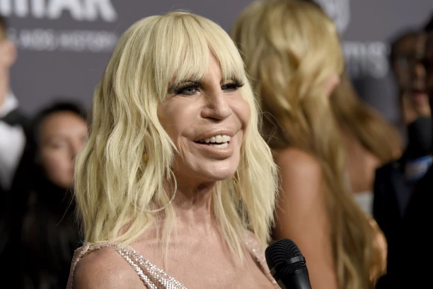 OD PRIRODNE LEPOTICE DO ŽENE KOJOJ SE SVI SMEJU: Donatela Versaće skinula se u kupaći i svi se PREKRSTILI,  a dok se nije UNAKAZILA ovako je izgledala (FOTO)