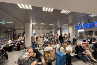 STIGLI NAŠI PUTNICI IZ RIMA! Dva puna autobusa dovezla ljude koji su bli blokirani na aerodromu, obezbeđen smeštaj onima koji su ostali!