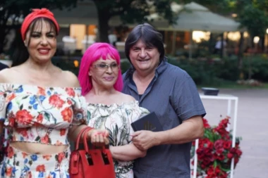 Zlata Petrović bi u TROJKU, pevačica priznala da je imala LEZBO-AKCIJU! Sa Zokom sam se POLJUBILA, Kemiš mi je POBEGAO!