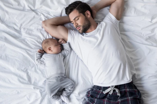 Majka je izašla, a on je ostao sam sa bebom koja je neprestano vrištala! TATA JE UČINIO URNEBESNU STVAR, korisnici interneta u transu!