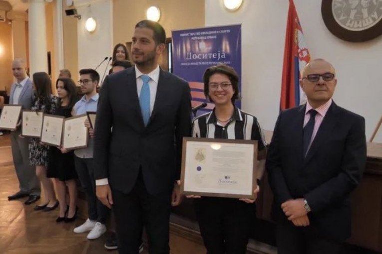 Udovičić uručio ugovore o stipendiranju najboljim studentima: Vi ste ponos vaših roditelja, profesora, prijatelja i svih nas, vi ste ponos cele Srbije! (VIDEO,FOTO)