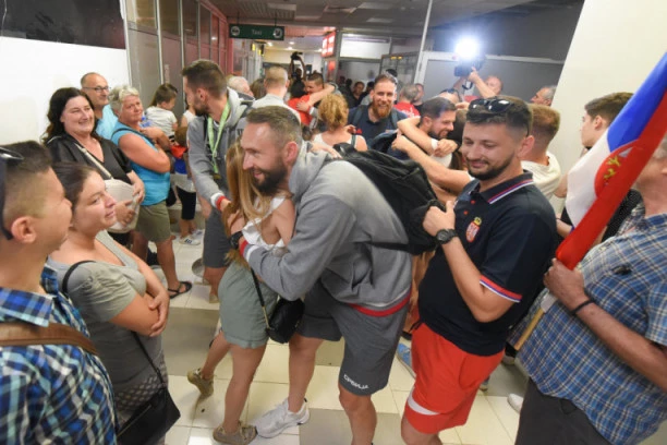 VELIČANSTVEN DOČEK! Basketaši stigli u Beograd: Zlato u Parizu je cilj! (FOTO)