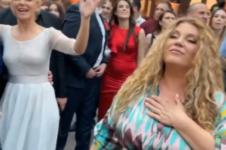 Indira Radić na veselju