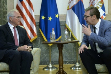 VUČIĆ SE SASTAO SA HILOM: Razgovor sa američkim ambasadorom u zgradi Generalnog sekretarijata predsednika Republike