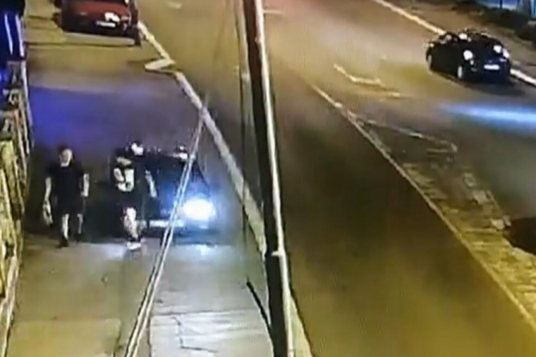 Udario čoveka na trotoaru pa pobegao! Jeziv snimak saobraćajne nesreće u Braće Jerković! (UZNEMIRUJUĆE)