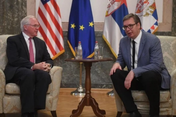 SRDAČAN razgovor o regionalnoj i globalnoj geopolitičkoj SITUACIJI: Vučić objavio zajedničku fotografiju nakon SASTANKA sa Hilom