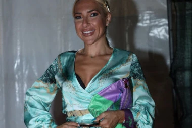 Jovana Jeremić se putpuno OPUSTILA: Voditeljka se sunča u TOPLESU, u prvom planu guza u minijaturnim TANGAMA! (FOTO)