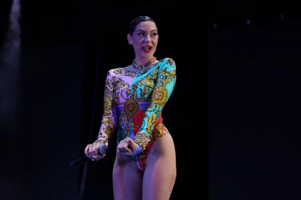 DRAMA NA NASTUPU SARE JO! Čuo se samo vrisak, a onda je shvatila šta joj se dogodilo sa rukom (FOTO)