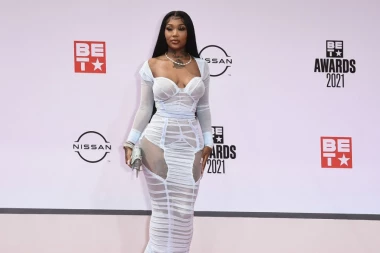 TRUDNA PEVAČICA KAO OD MAJKE ROĐENA na crvenom tepihu! Šta ti bi, ženo, navukla bes i plemena Hmong! (FOTO)