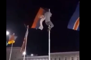 Skinuli srpsku zastavu jer im smeta dok ispijaju kafe! Mole one koji su je postavili da "razmišljaju o tome"! Skandal u hrvatskoj Požegi! (VIDEO)