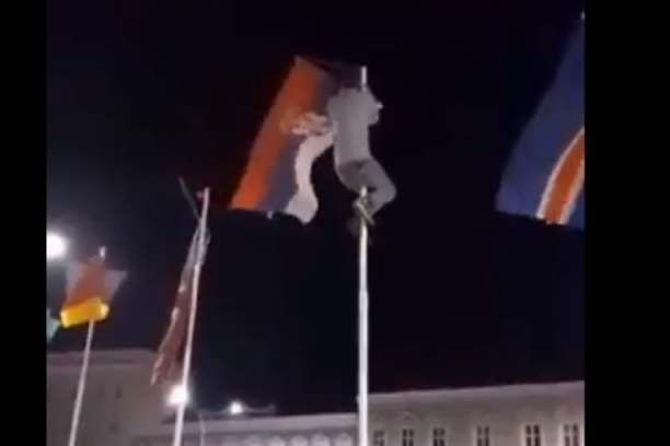 Skinuli srpsku zastavu jer im smeta dok ispijaju kafe! Mole one koji su je postavili da "razmišljaju o tome"! Skandal u hrvatskoj Požegi! (VIDEO)
