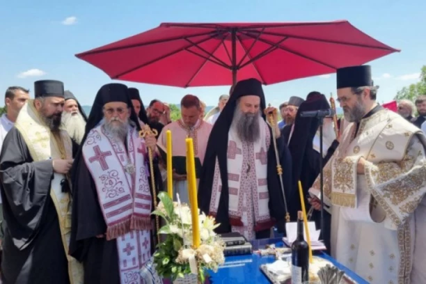 OJ KOSOVO, KOSOVO, ZEMLJO MOJA VOLJENA: Patrijarh Porfirije završio parastos na Gazimestanu, a onda su Srbi ponosno zapevali (VIDEO)