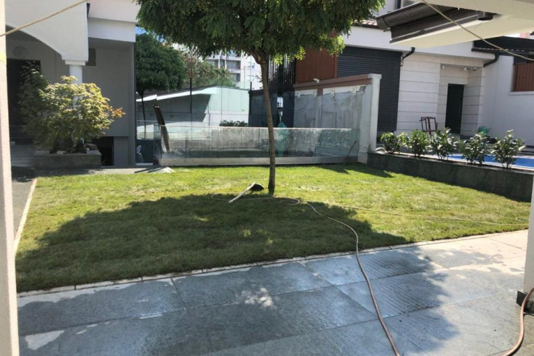 Baškarenje uz bazen u hladu drveta koje košta 8.000 evra