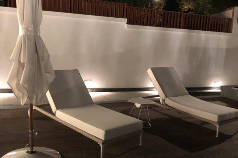 Ležaljke pored bazena