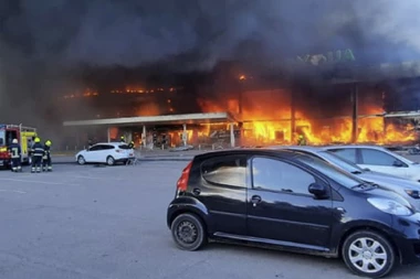 POJAVIO SE SNIMAK jezivog udara krstareće rakete u TRŽNI CENTAR  U KREMENČUGU: LJUDI SKAČU U VODU, beže pred eksplozijom (VIDEO)
