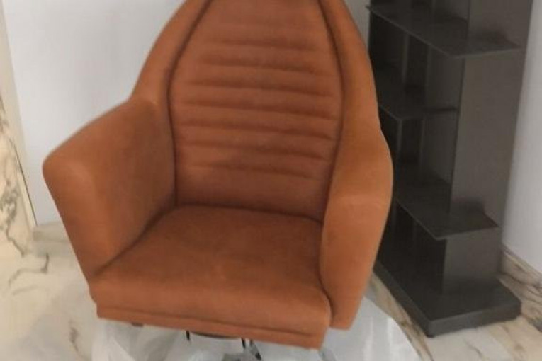 Kožna fotelja isporučena, tek je raspakovana