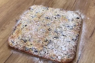 Recept za LAŽNU LENJU PITU SA TREŠNJAMA! Slatkiš koji ćete smazati za SEKUND!