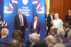 Milica Đurđić nikad lepša! Partnerka Ane Brnabić zasenila sve na obeležavanju Vidovdana u Palati Srbije!