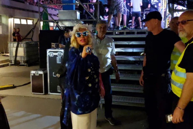 NADA TOPČAGIĆ PREKINULA KONCERT! Pevačica urla na obezbeđenje, NASTAO STAMPEDO U MASI!
