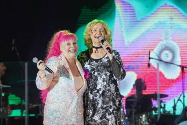 Lepa Lukić PALA S NOGU! Pevala na koncertu Zorice Brunclik pa se od muke IZULA! (FOTO)