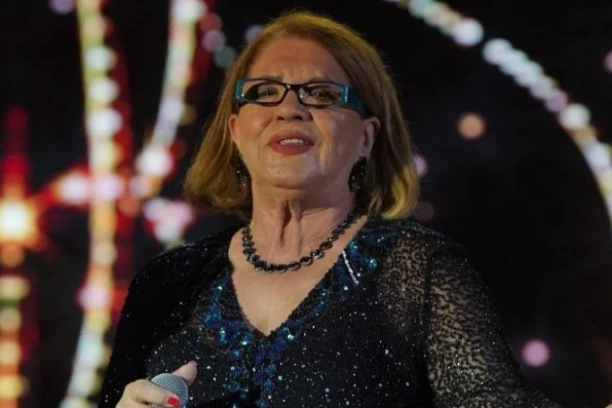 MUZIČKA LEGENDA POSTALA PRABAKA: Unuka Šemse Suljaković rodila BLIZANCE - porodica dobila dva dečaka!