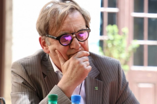 "ZA MOJU PREDSTAVU NIJE PRODATA NIJEDNA KARTA": Tika Stanić izveo komad "Detinjarije" na sceni Teatrijuma