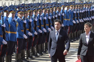 DRITAN ABAZOVIĆ STIGAO U BEOGRAD: Premijera Crne Gore dočekala Ana Brnabić