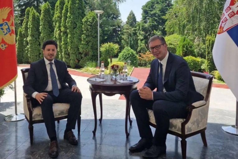 PREDSEDNIK UGOSTIO CRNOGORSKOG PREMIJERA: Vučić i Abazović na sastanku u prijatnoj atmosferi (FOTO)