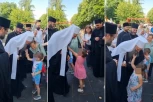 OVO TOPI SRCE! Patrijarh Porfirije objavio snimak na Instagramu: Deca mu prilaze i dodiruju bradu! (VIDEO)