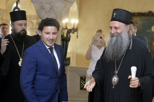 ČETNIČKE PESME U BARU U HERCEG NOVOM! Pred dolazak patrijarha Porfirija ori se "Đurišiću, mlad majore"! (VIDEO)