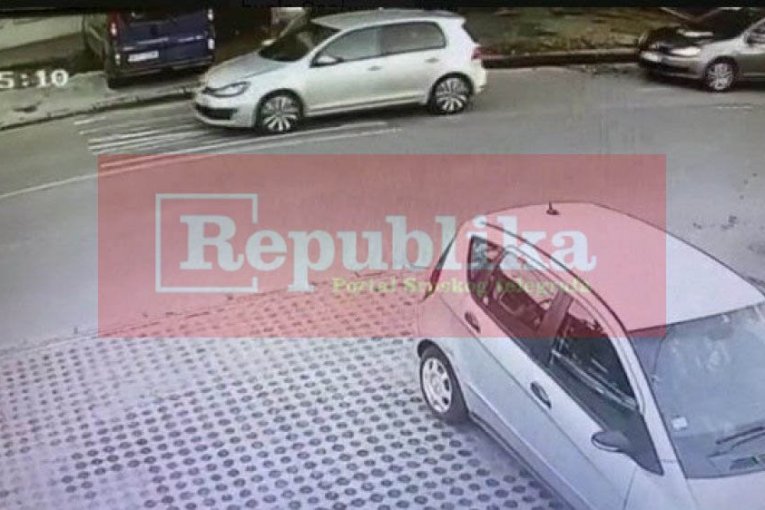 Srebrni golf u kojem se nalazi Aca Vuković