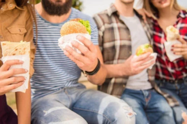 URADITE TEST I SAZNAJTE DA LI STE ZAVISNI OD BRZE HRANE:  Doktor otkrio kako se izborio sa željom za slatkišima, pratite ove jednostavne korake!
