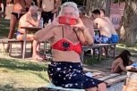 BABA NA UDARU KORISNIKA DRUŠTVENIH MREŽA: Došla na Štrand u kupaćem sa albanskom zastavom, komentari ne prestaju (FOTO)