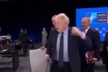 HE CHOSE HIS NEXT VICTIM! The hit video set social media on fire: Erdogan approached Johnson from behind, no one expected this kind of reaction! (VIDEO)