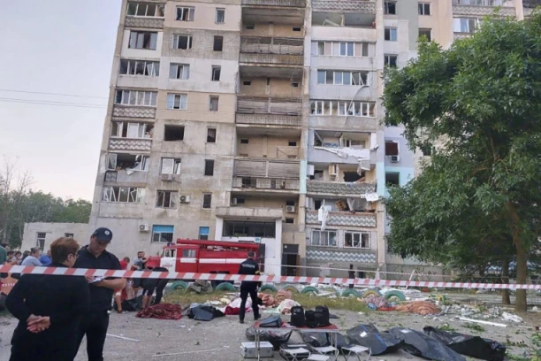 UŽAS U ODESI: Dve osobe ubijene, osam ranjeno u napadu dronom na STAMBENU ZGRADU