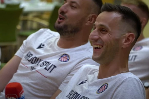 Komedija na konferenciji za medije! Fudbaleri Hajduka iz Splita rešetali svog golmana - ovo morate da pogledate! (VIDEO)