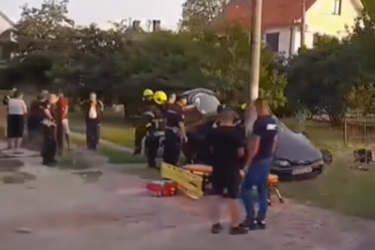 Vatrogasci morali da seku smrskano vozilo da izvuku putnike! Teška saobraćajka kod Obrenovca! (VIDEO)