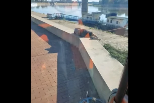 'VAKI NE TREBA DA ŽIVE, UMRI! Šokantan snimak radnika "Čistoće", naišao na momka koji leži na keju i psovao ga! (VIDEO)