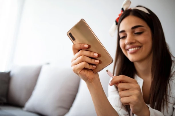 Radite li ovo PRILIKOM PUNJENJA BATERIJE NA MOBILNOM? Skraćujete mu vek trajanja!