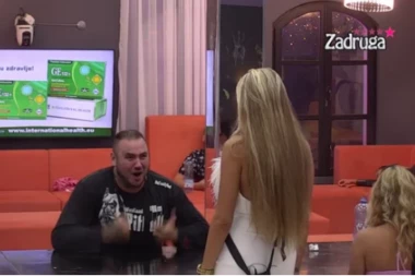 Car se zajapurio kao BESNI BIK, pa skočio na Dalilu da je RAŠČEPI: Obezbeđenje jedva sprečilo totalni kolaps! (VIDEO)