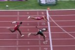 Potez koji je teško rečima opisati: Sprinter skokom ostvario pobedu u trkačkoj disciplini! (VIDEO)