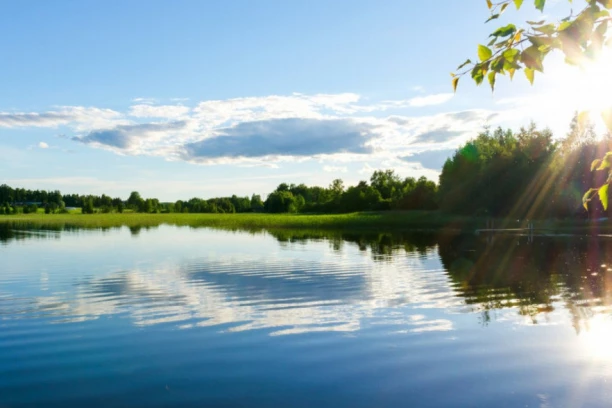 BISERNI RAJ U SRCU SRBIJE za one koji ne znaju gde na LETOVANJE za malo novca? Fasciniraće vas šta se krije iza nastanka ovog jezera!
