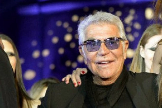 Mima Karadžić nije jedini! Pogledajte kako izgleda devojka ROBERTA KAVALIJA KOJI IMA 80 GODINA! (FOTO)