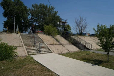 PRVI SNIMCI SA MESTA GDE JE RANJEN ŠLJUKIN PRIJATELJ! Tragovi krvi na stepenicama ispred splava Mala Kolubara gde je izboden Velibor Ćirović! (FOTO, VIDEO)