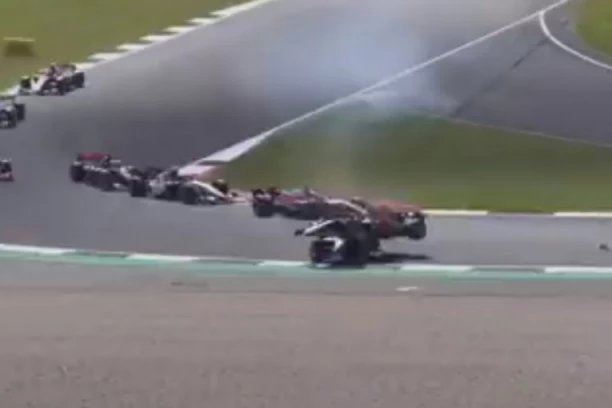 UŽAS: Vozaču bolid pao na glavu - tragedija je izbegnuta pukom srećom! (VIDEO)