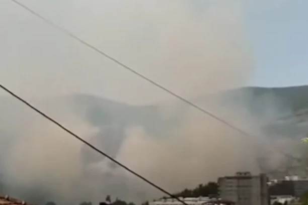 VELIKI POŽAR U HERCEG NOVOM! Vatra divlja, i meštani učestvuju u gašenju! (FOTO,VIDEO)