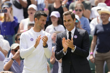 Šta li su njih dvojica jedan drugom rekli: Novak Đoković i Rodžer Federer u prijateljskom ćaskanju tokom svečane ceremonije na Vimbldonu! (FOTO)