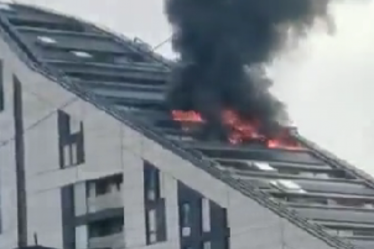 GORI NEBODER OD 17 SPRATOVA! Više od 80 vatrogasaca bori se sa stihijom u Londonu! (VIDEO)