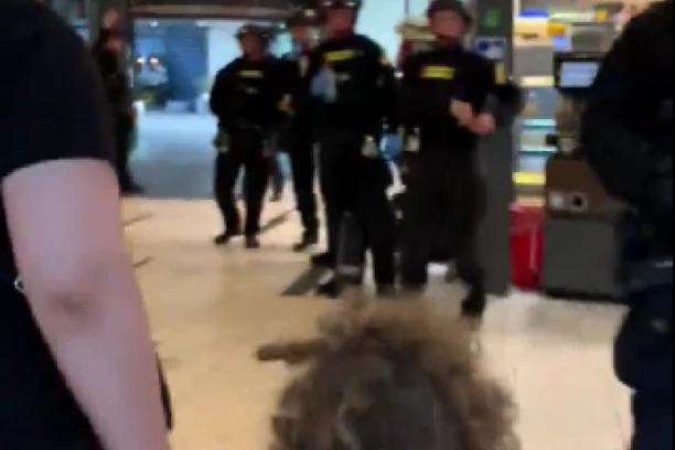 POJAVILI SE SNIMCI NAPADA U KOPENHAGENU: Mladić zapucao u tržnom centru, ubio nekoliko ljudi (VIDEO)